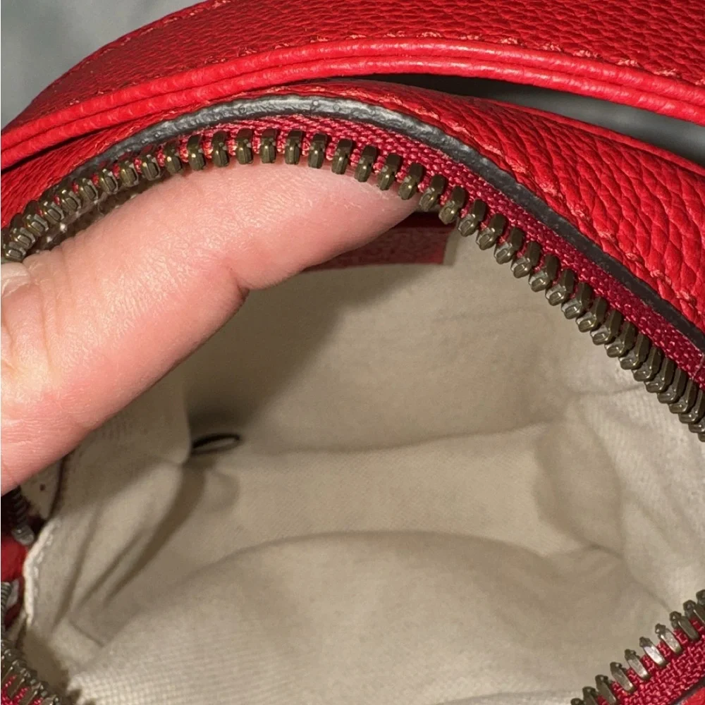 Gucci Red Crossbody Bag with Iconic Logo Design - Picture 6 of 8